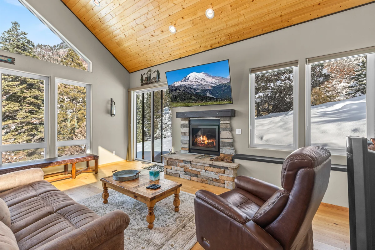 Amphitheater Haus, Decks, Fireplaces, Trails, 30 days property photo 2
