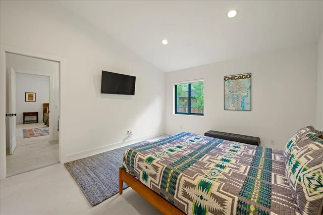 Bedroom 2 image 1