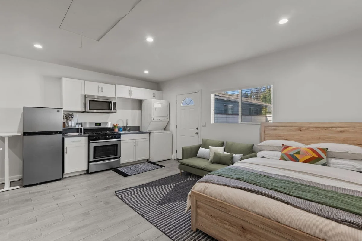 Vibrant and Cheerful Valley Village Abode property photo 4
