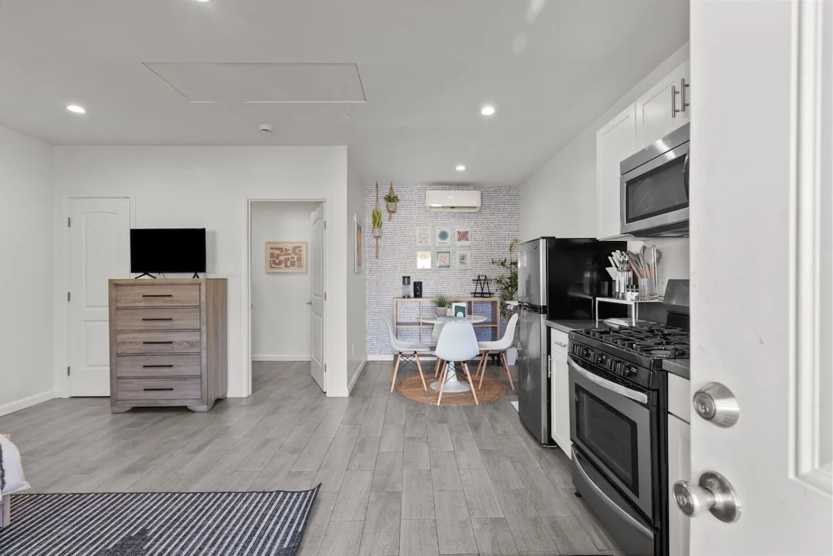 Vibrant and Cheerful Valley Village Abode property photo 5