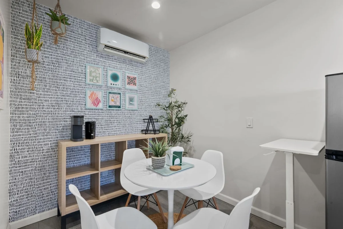 Vibrant and Cheerful Valley Village Abode property photo 2