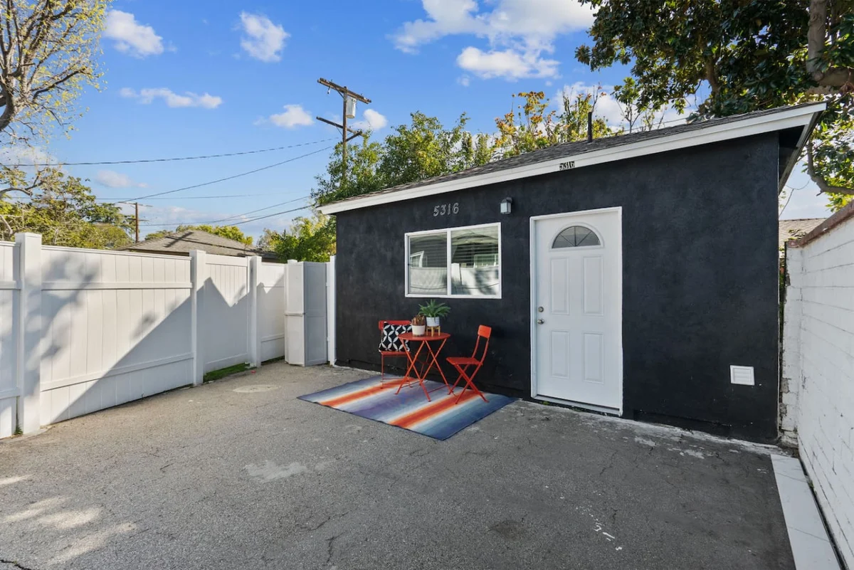 Vibrant and Cheerful Valley Village Abode property photo 3
