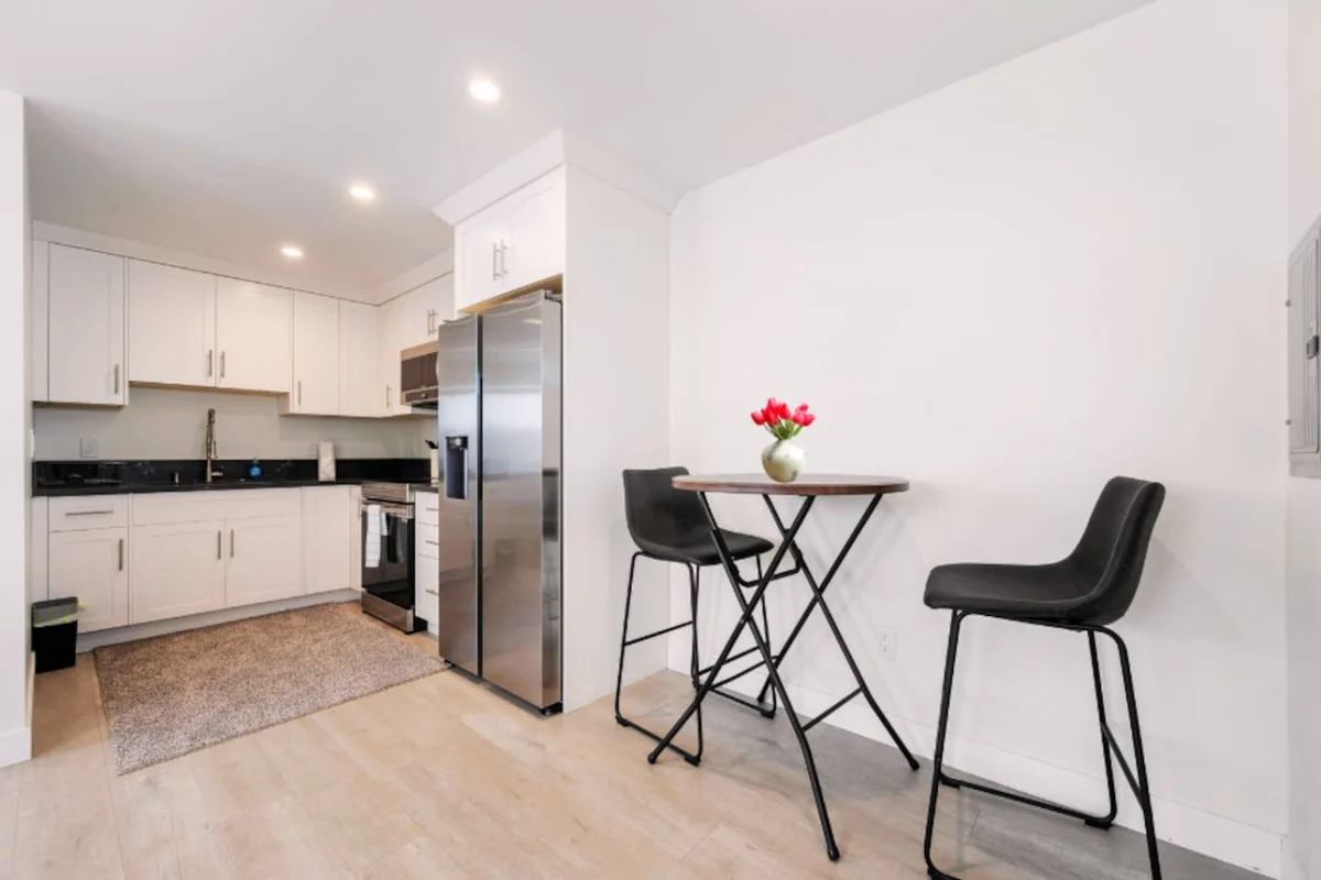 ৎ୭Prestige Studio Haven at Burbankৎ୭ 3 beds, wifi property photo 2