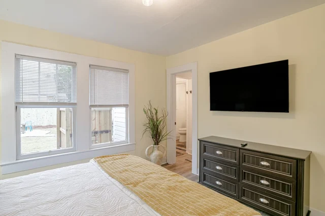 Bedroom 2 image 1