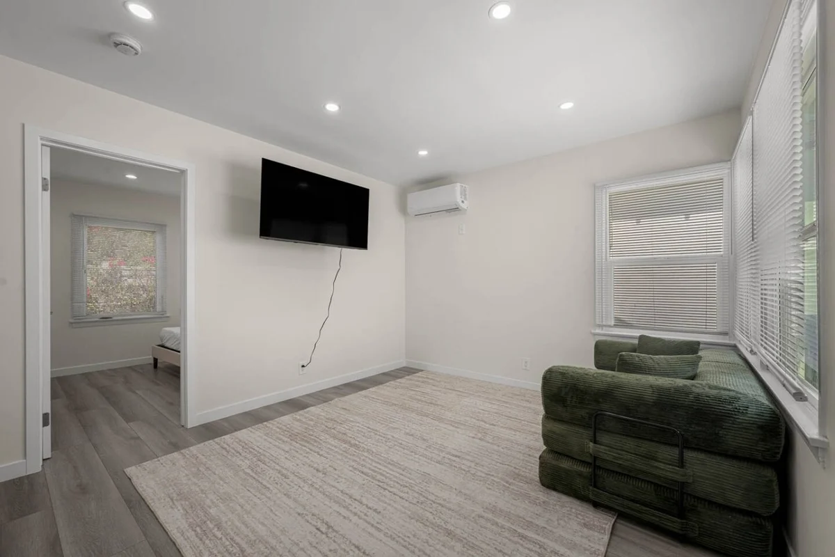 ৎ୭Modern Burbank Retreat, ৎ୭ property photo 5