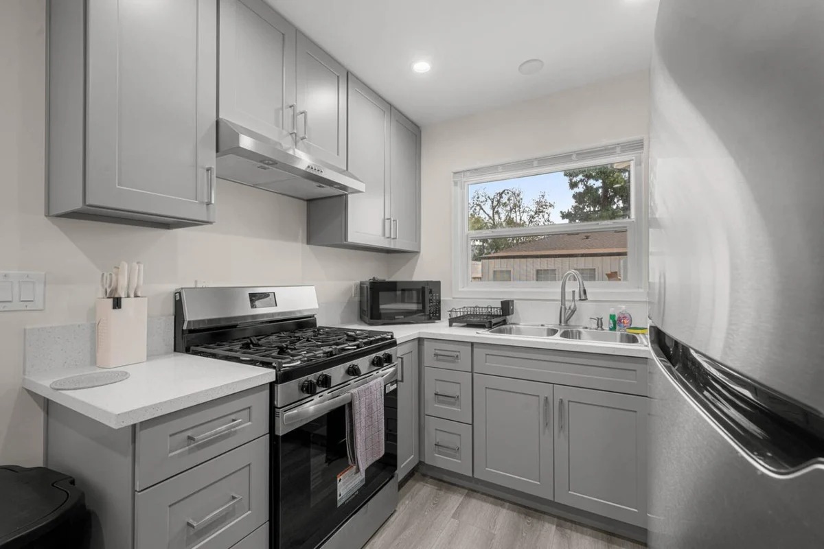 ৎ୭Modern Burbank Retreat, ৎ୭ property photo 3