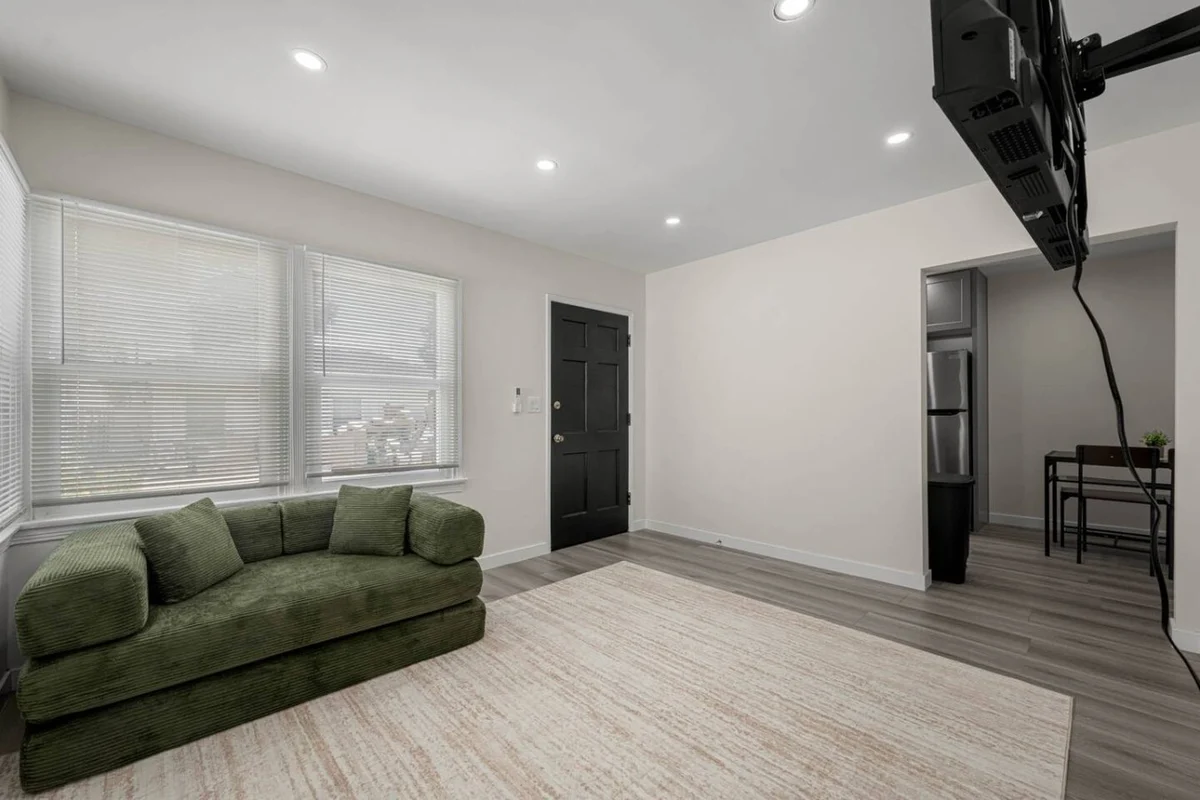 ৎ୭Modern Burbank Retreat, ৎ୭ property photo 2