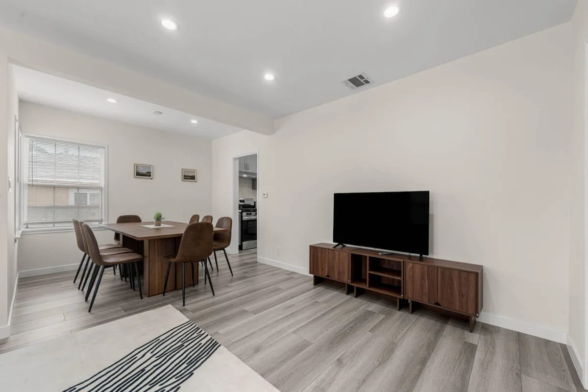 ৎ୭Burbank Haven, Unitৎ୭ property photo 5