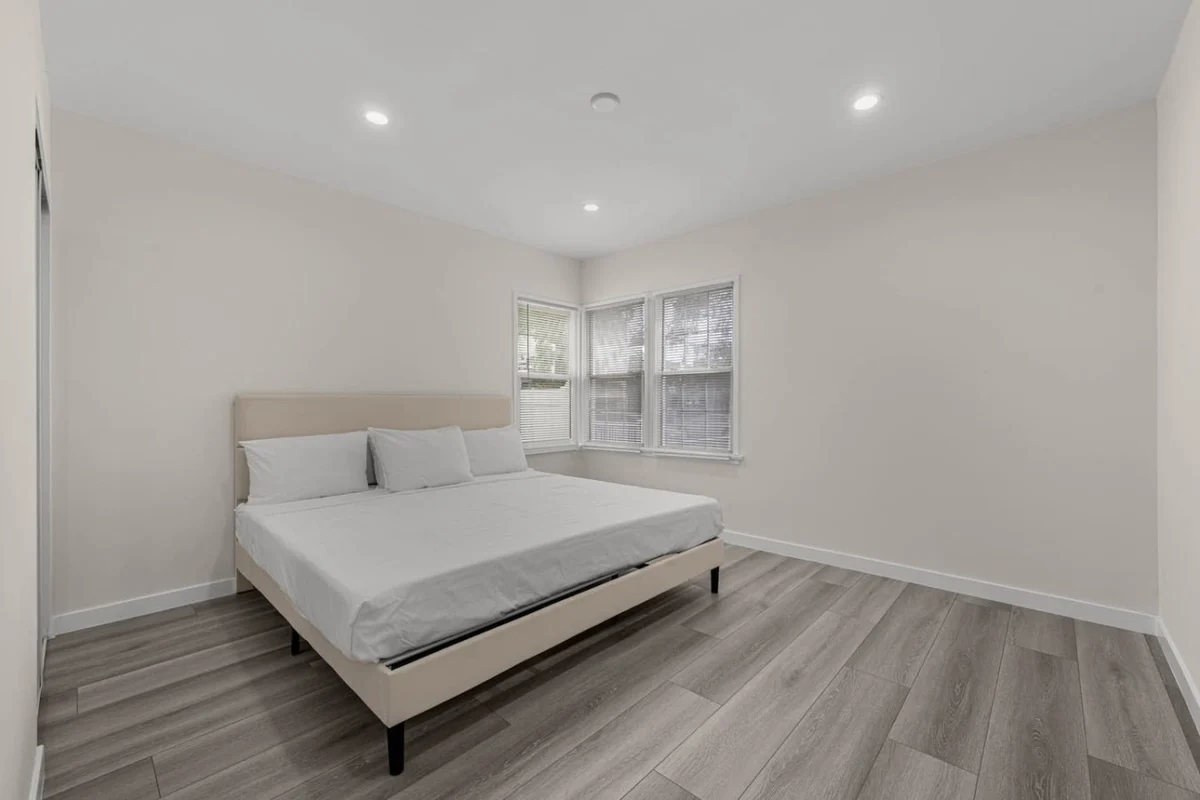 ৎ୭Burbank Haven, Unitৎ୭ property photo 4