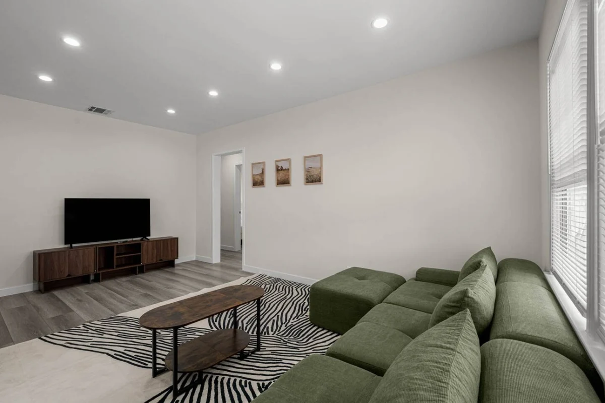 ৎ୭Burbank Haven, Unitৎ୭ property photo 2
