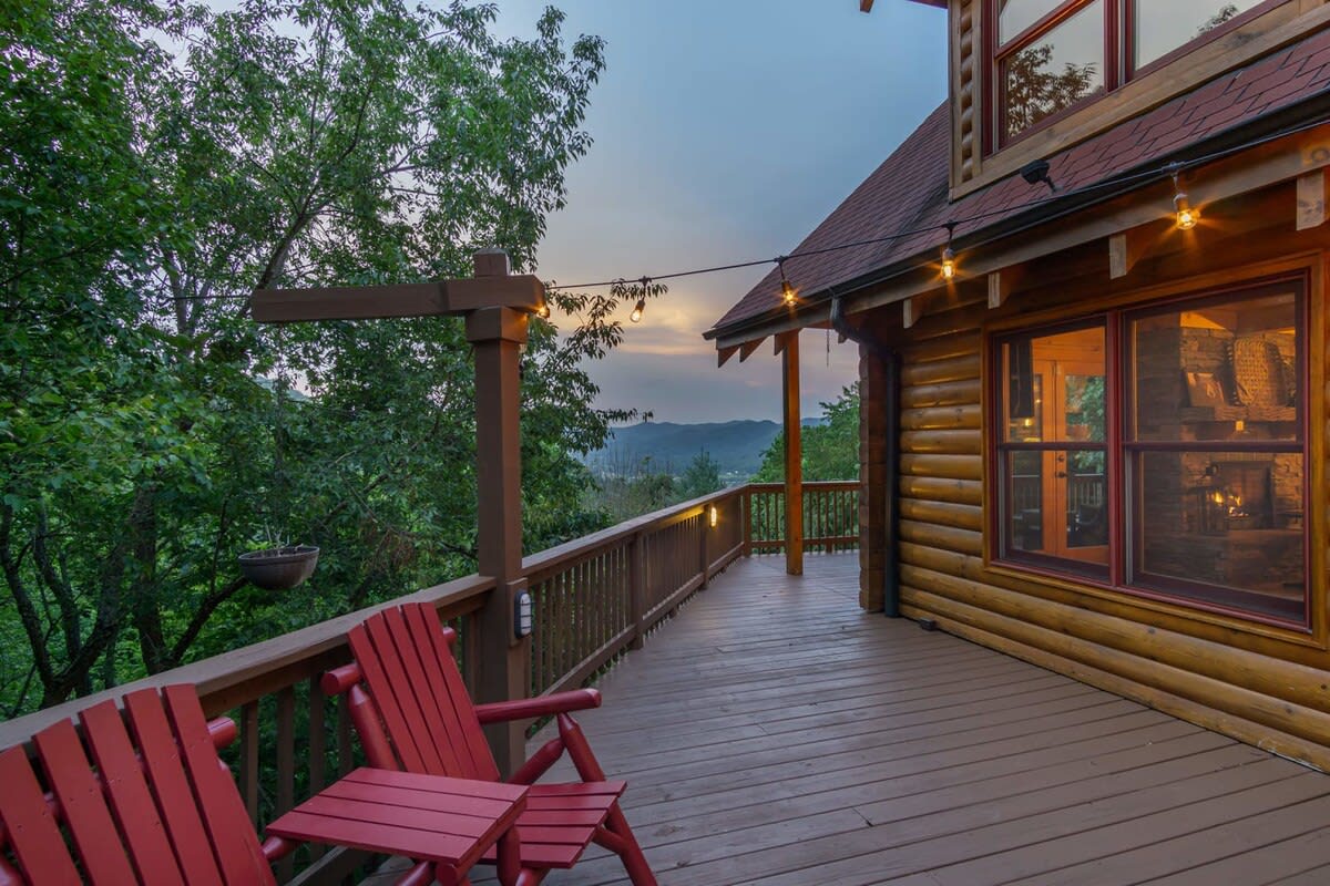 Old Oak Lodge: Mtn Getaway, Views, Hot Tub property photo 4