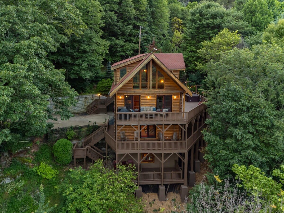 Old Oak Lodge: Mtn Getaway, Views, Hot Tub property photo 2