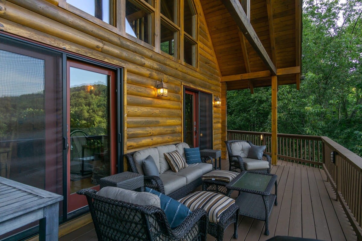 Old Oak Lodge: Mtn Getaway, Views, Hot Tub property photo 5