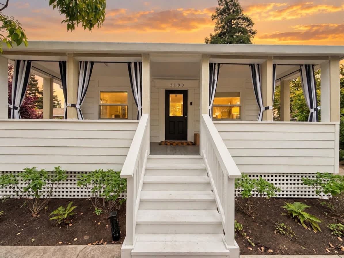 Stylish Retreat. Grand Private Yard. Fire Pit. A/C property photo 2