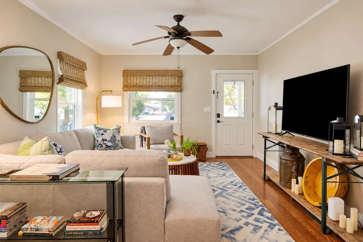 Stylish Retreat. Grand Private Yard. Fire Pit. A/C property photo 4