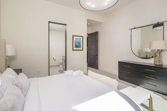 Bedroom 5 image 1