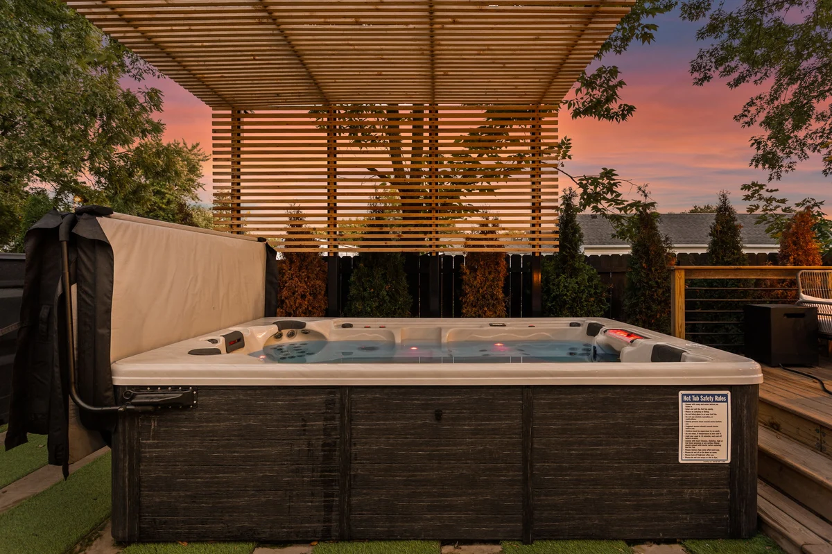 Container Pool, Wood Firepit, Chefs Kitchen, Hot Tub, EV Charging, BBQ property photo 4
