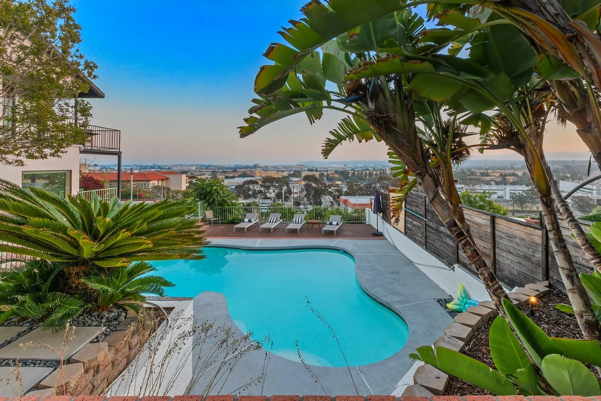 Heated Pool-Jacuzzi-King Bed-City Views-Chic Decor property photo 3