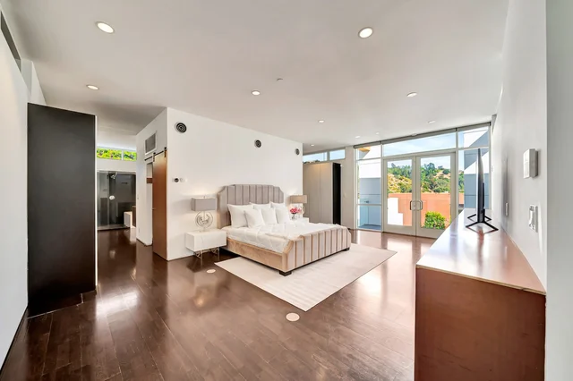 Bedroom 1 image 1