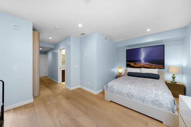 Bedroom 2 image 1