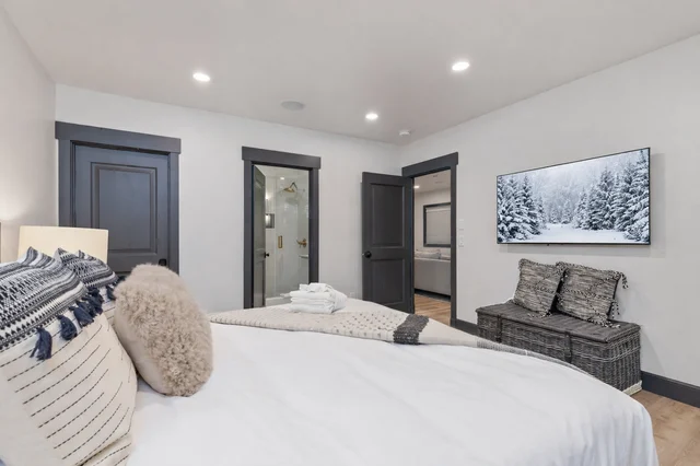 Queen Bedroom image 1