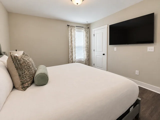 Guest Bedroom image 1