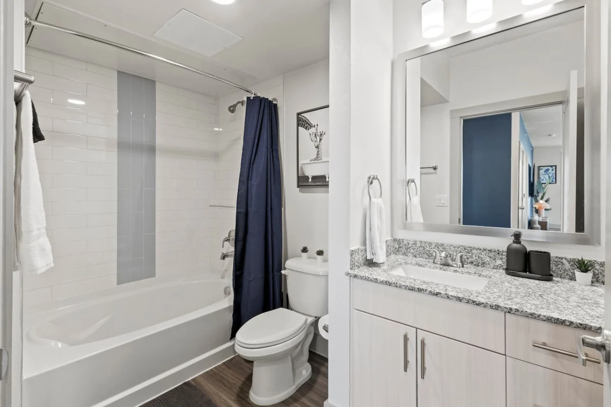 Stylish Near Uptown & Medical District property photo 4