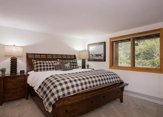 Queen Bedroom 4 (Stag Room) image 1