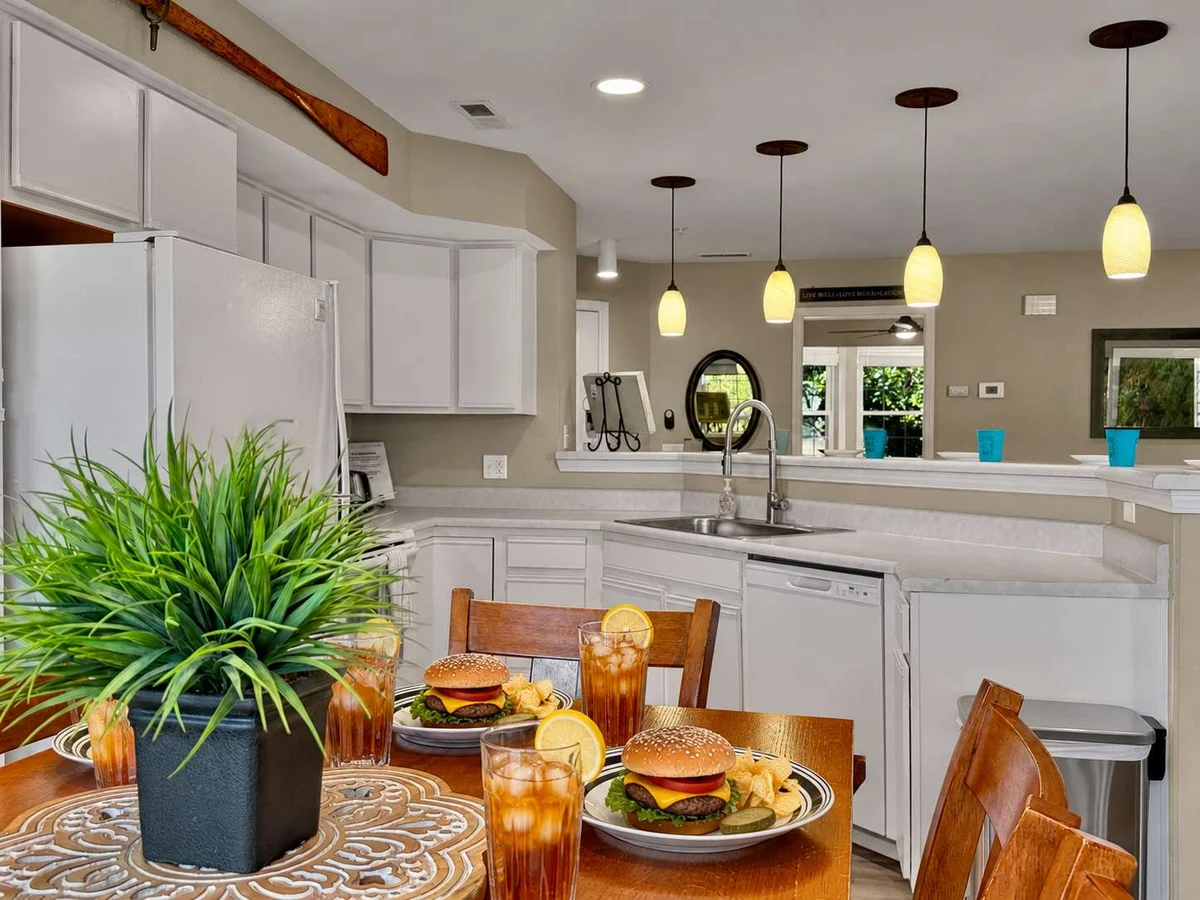 Lake view, beautiful spacious comfy property photo 2