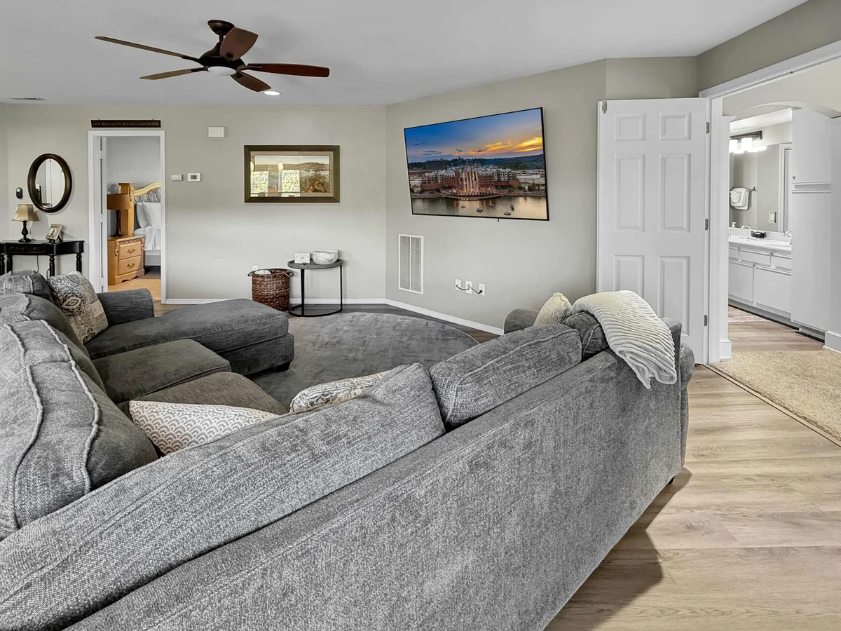 Lake view, beautiful spacious comfy property photo 5