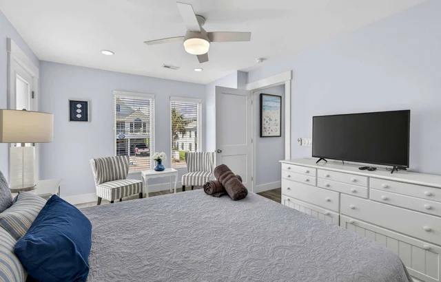 Bedroom 6 image 1