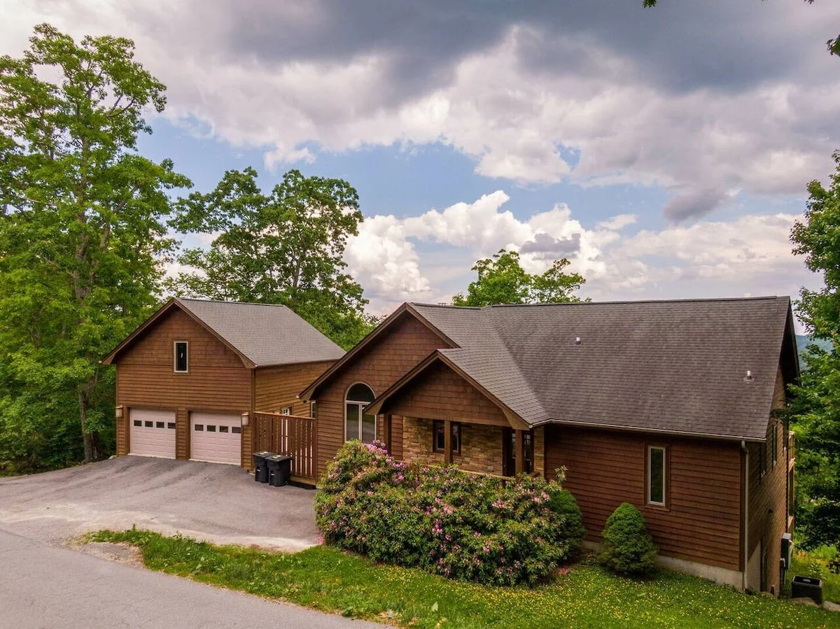 5 O'Clock between Boone & Blowing Rock - Views, hot tub, BBQ smoker, pool table Minutes to town property photo 5