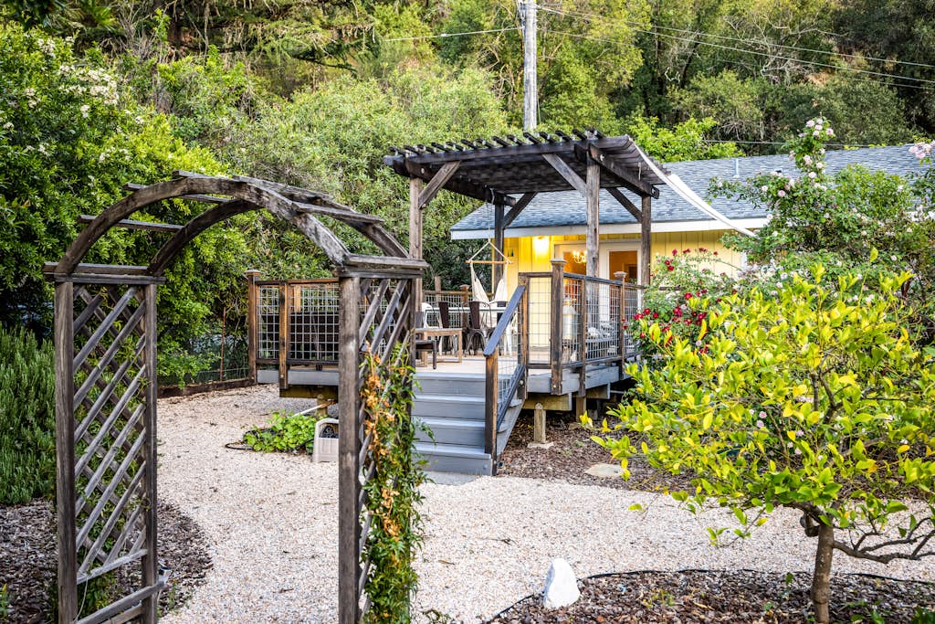 Cloverdale Creekside Retreat - Cloverdale Dog-Friendly Riverfront ...