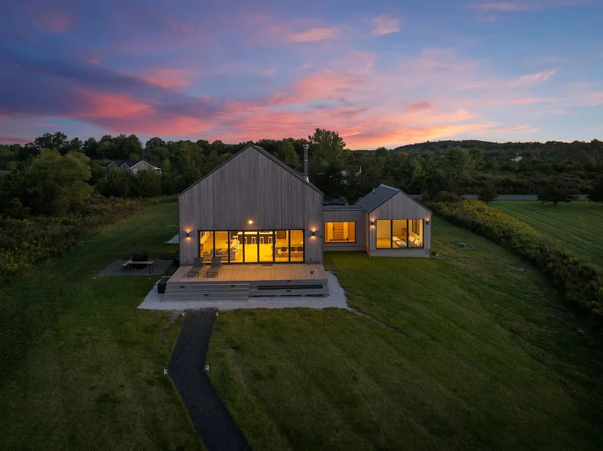 MODERN LAKE HOUSE property photo 2