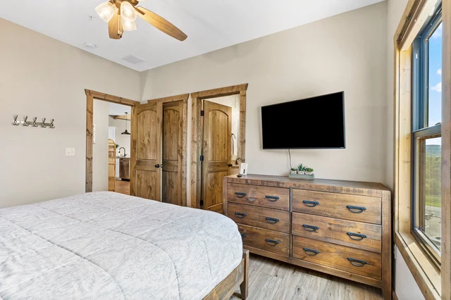 Bedroom 5 image 1