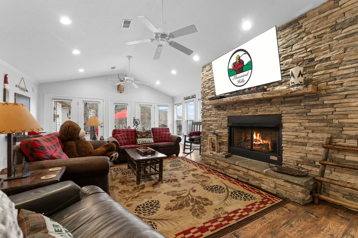 Scenic Cove Lake Front Lodge property photo 3