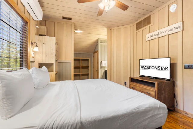Upstairs Bedroom image 1