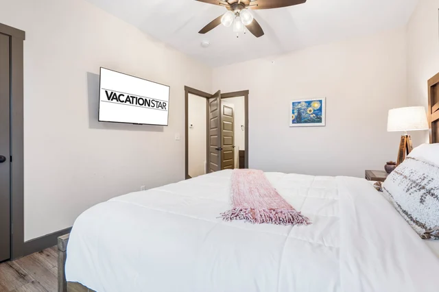 Upstairs King Bedroom 7 image 1