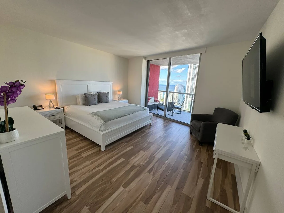 Coastal Sky Suite, Water Views & Balcony property photo 3