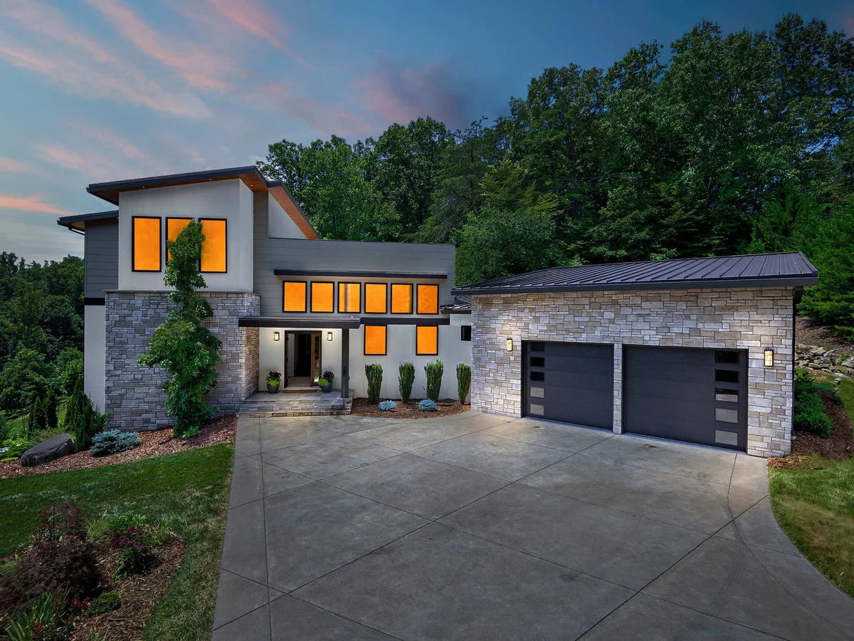 Modern Mountain property photo 2