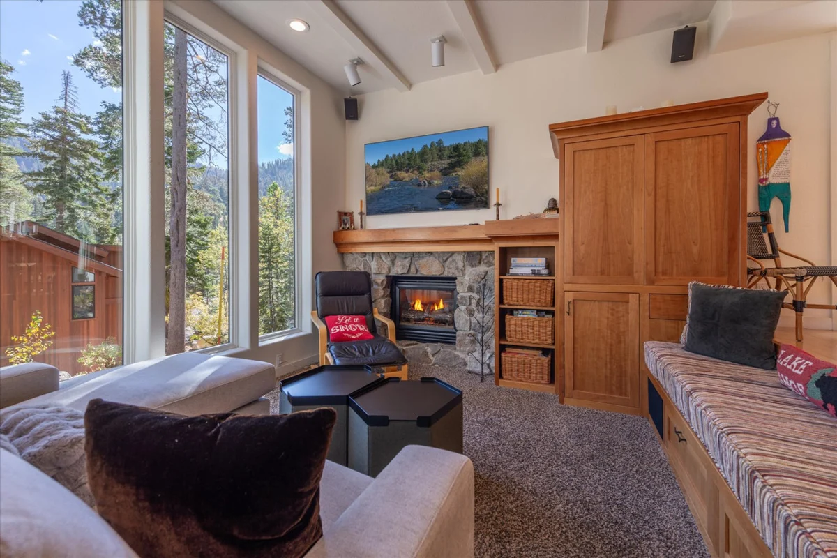 Palisades Tahoe Ski Cabin Free Shuttle to Lifts in Minutes property photo 5