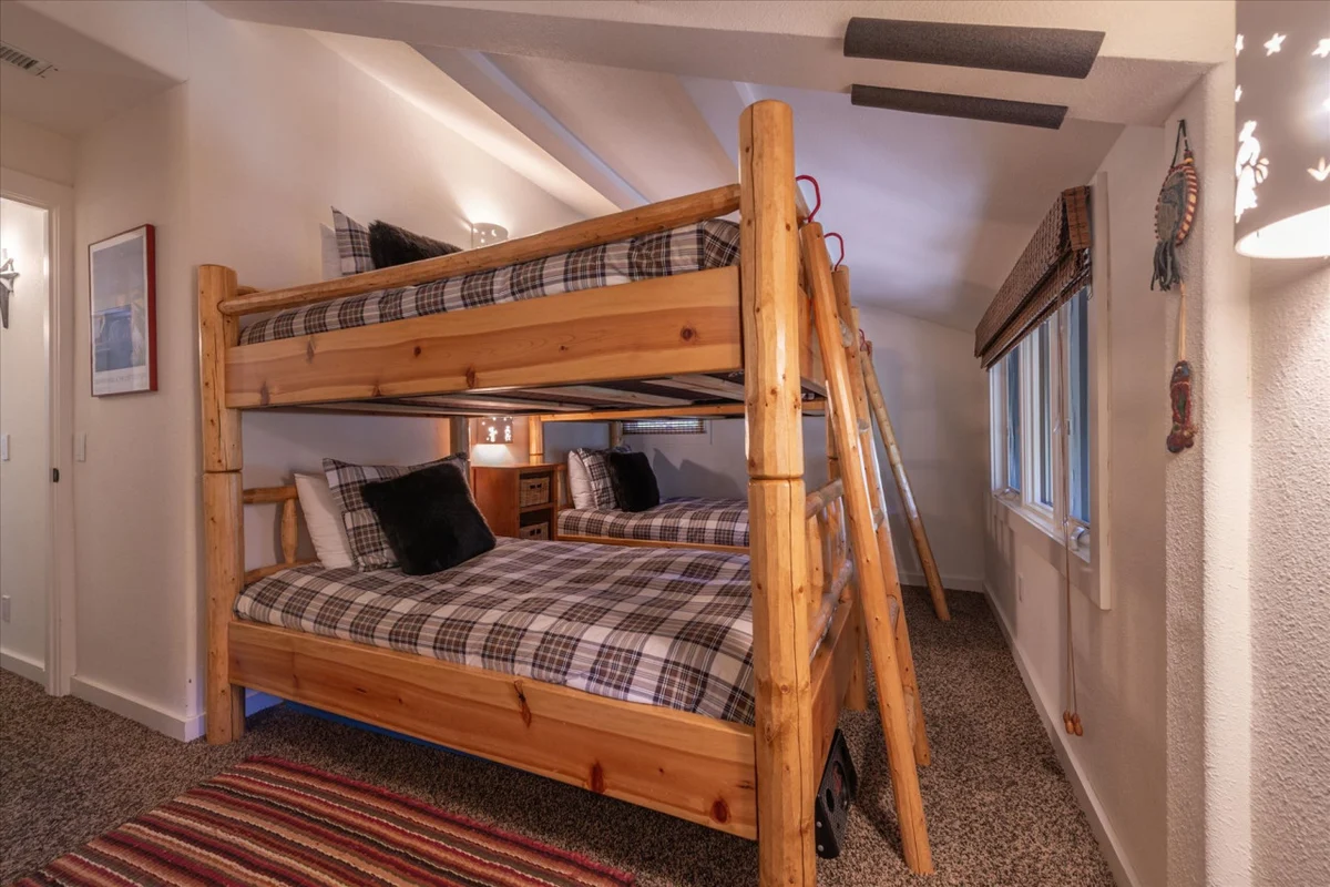 Palisades Tahoe Ski Cabin Free Shuttle to Lifts in Minutes property photo 4