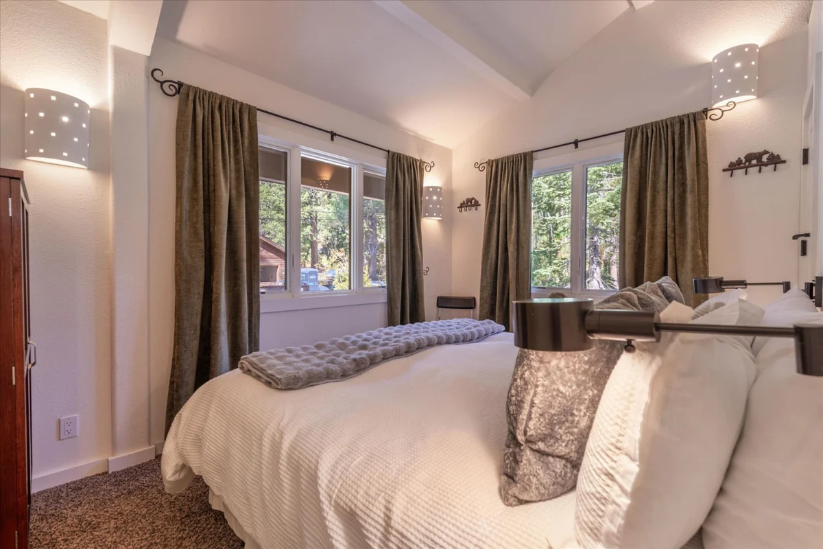 Palisades Tahoe Ski Cabin Free Shuttle to Lifts in Minutes property photo 3